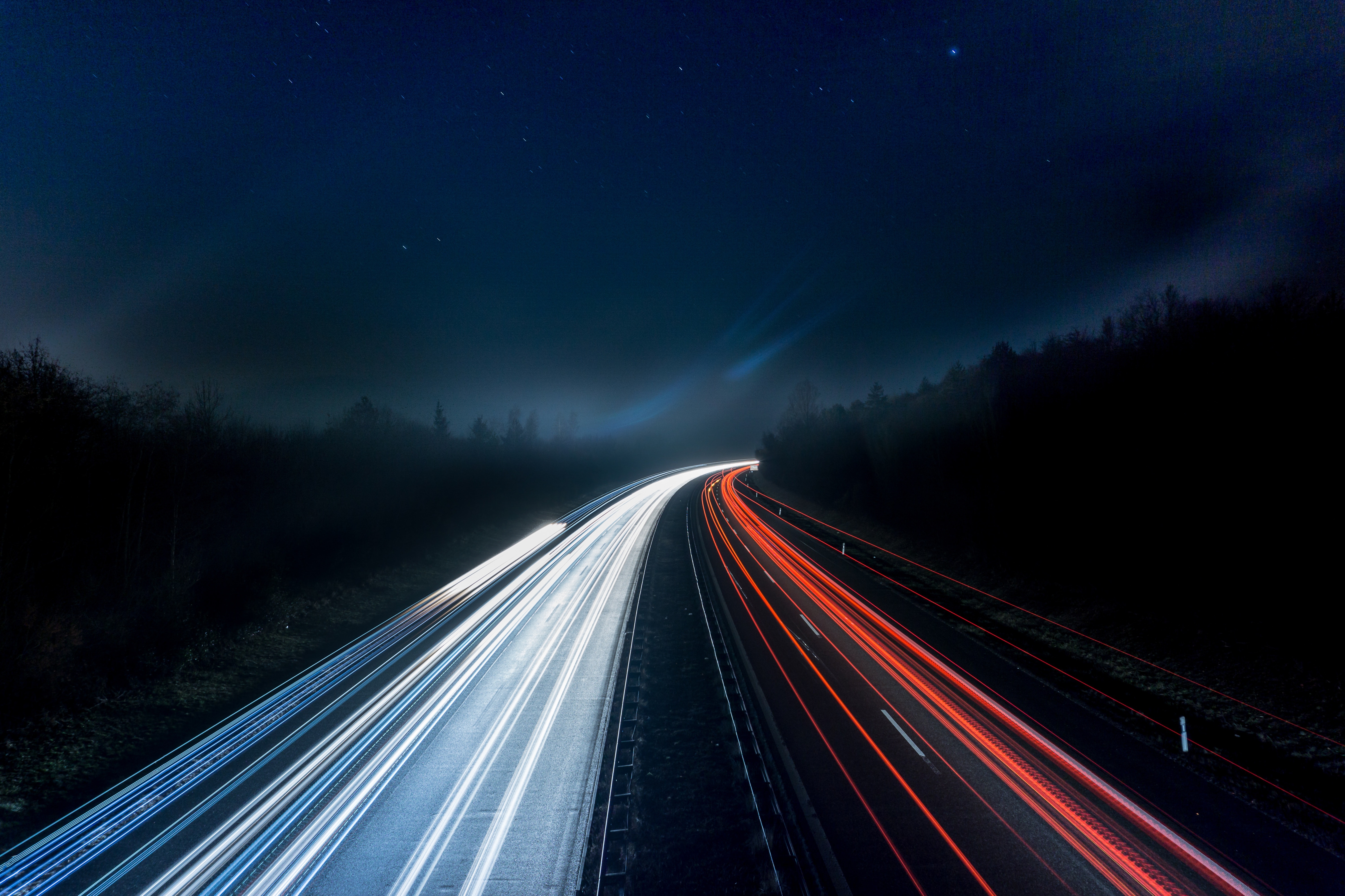 Rodovia iluminada em movimento durante a noite