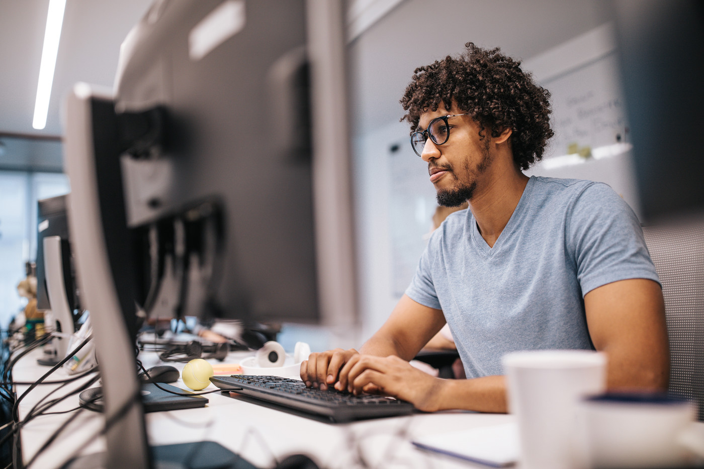 Profissional trabalhando com tecnologia em um escritório